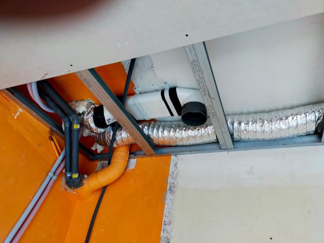 Adaptation VMC dans faux plafond réduit chantier rénovation electrique Perpignan